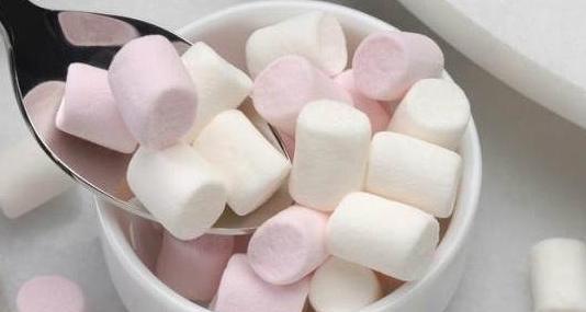 白糖變云朵 在家用白糖和淀粉自制棉花糖的甜蜜魔法
